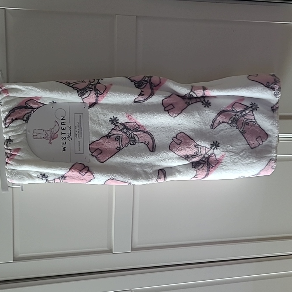 WESTERN PLUSH OVERSIZED LIGHT PINK GIRL/WOMENS COWBOY BOOT BLANKET 60X70 NEW.